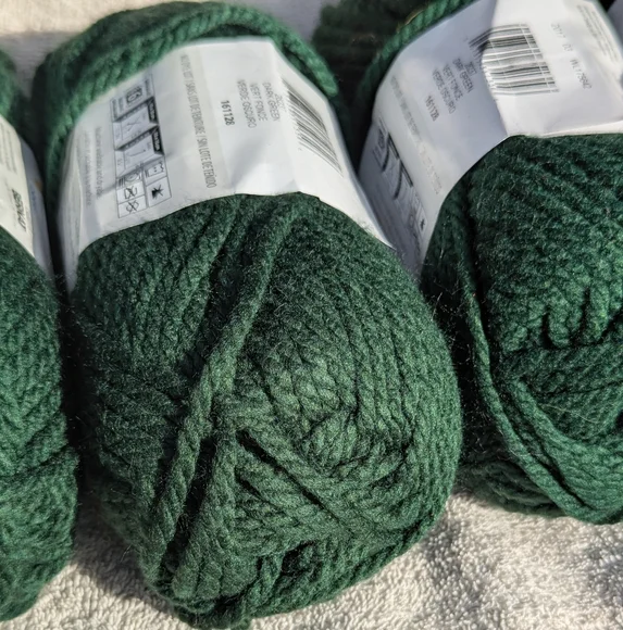 Bernat Softee Chunky Yarn in Dark Green, 4 Skiens Same Lot+ 1 Large Skien, Lot 1 - Picture 10 of 12
